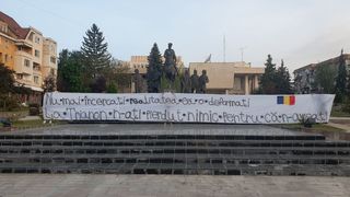 Ce banner a apărut &icirc;n mijlocul orașului Sf&acirc;ntu Gheorghe, la aniversarea a 100 de ani de la Tratatul de la Trianon FOTO