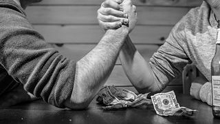 Maramureş: Cinci bărbaţi au sechestrat timp de un an mai multe persoane pe care le obligau să muncească pentru ei până la epuizare