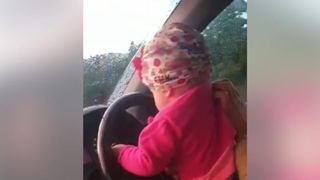 VIDEO | La un an, pusă la volan