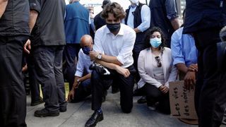 Justin Trudeau a &icirc;ngenuncheat &icirc;n semn de solidaritate, la o manifestaţie la Ottawa &ndash; VIDEO