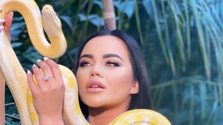 VIDEO. Carmen de la Sălciua se reinventează și nu &icirc;ncetează să-și surprindă fanii: &bdquo;C&acirc;t de naivă mă crezi&rdquo;! C&acirc;ntăreața apare &icirc;n ipostaze HOT &icirc;n bolidul de lux al lui Alex Bodi