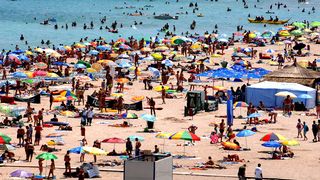 VIDEO| Marea i-a chemat la ea! Mii de turiști pe litoral