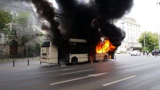 Un troleibuz a luat foc &icirc;n Capitală. Pompierii intervin cu două autospeciale
