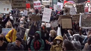 Londra - Paisprezece poliţişti, răniţi în protestele de sâmbătă