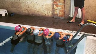 Sedinte de inot copii pentru a le oferi abilitati importante pentru viata !