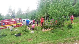 Braşov: Şapte persoane, transportate la spital după ce remorca unui tractor s-a răsturnat