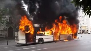 VIDEO| Troleibuz în flăcări, în centrul Capitalei
