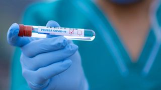 24 de angajaţi ai unei firme de curierat au fost confirmaţi pozitiv cu coronavirus