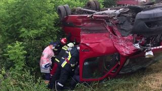 Accident teribil pe DN 67 la V&acirc;lcea! Un microbuz plin cu oameni a fost proiectat &icirc;ntr-un șanț