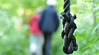 O adolescentă de 18 ani din Craiova s-a spânzurat în propria locuinţă