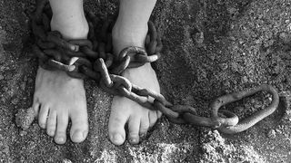 Viața din ghetouri a interlopilor. La ce sunt supuse româncele