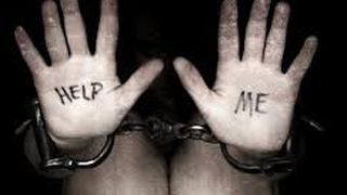 Viața din ghetouri a interlopilor. La ce sunt supuse rom&acirc;ncele