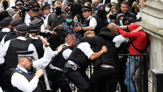 Londra: Violenţe între protestatari de extremă drepta şi manifestanţi antirasism, dar şi împotriva poliţiştilor