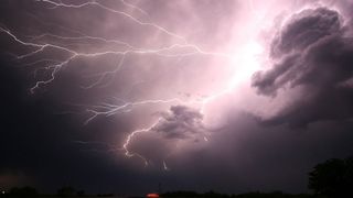 Cod galben de averse şi vijelii în întreaga ţară, până marţi dimineaţa