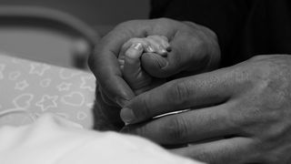 Informații șocante: bebeluș mușcat și desfigurat de tatăl său