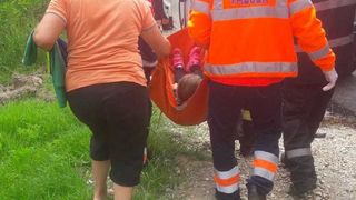 Grav incident în Vâlcea. Trei persoane au fost rănite după autoturismul în care se aflau a căzut într-un lac