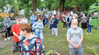 o mie de oameni fără salarii