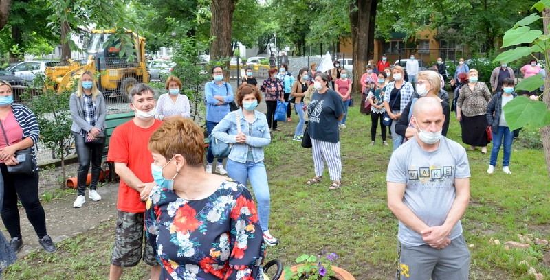 o mie de oameni fără salarii