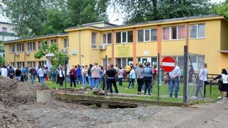 o mie de oameni fără salarii