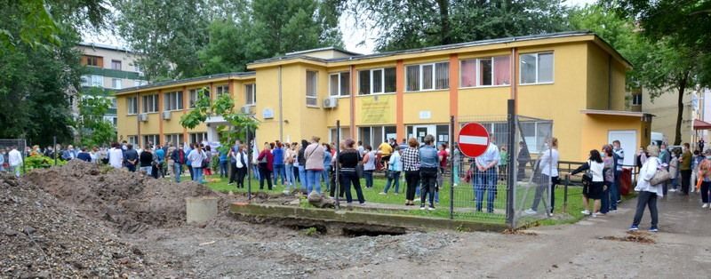 o mie de oameni fără salarii