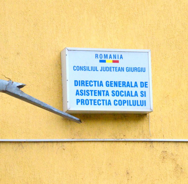 o mie de oameni fără salarii