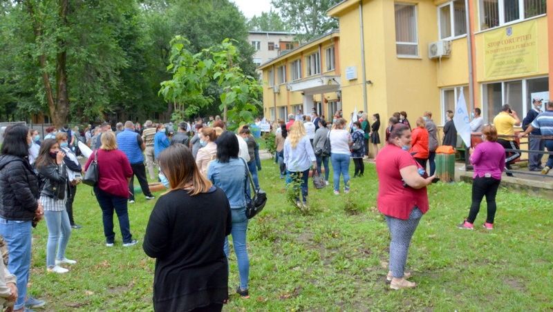 o mie de oameni fără salarii