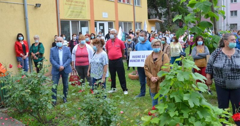 o mie de oameni fără salarii