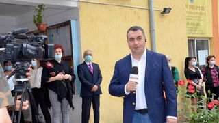 o mie de oameni fără salarii