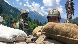 China şi India au convenit să deescaladeze situaţia de la frontieră, după ciocnirea dintre trupele lor soldată cu cel puţin 20 de victime