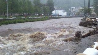 Ploile au făcut prăpăd &icirc;n 23 de județe. Pompierii au intervenit la peste 500 de case