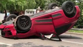 VIDEO. Accident spectaculos &icirc;n Capitală: un bolid s-a răsturnat pe mijlocul șoselei