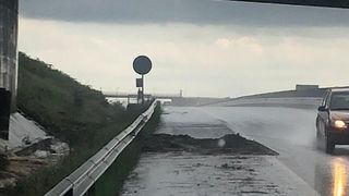 Precipitațiile abundente continuă să facă probleme în țară