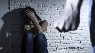 Incident șocant în Vaslui. Un bărbat şi-a biciuit soţia însărcinată în faţa celorlalţi şase copii