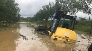 Prăpăd lăsat în urmă de inundații. Zeci de persoane au rămas izolate