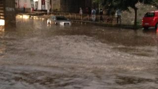 Braşov: Două persoane, blocate &icirc;ntr-o cabană din cauza apei mari