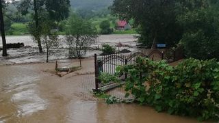 VIDEO | Acoperiţi de ape