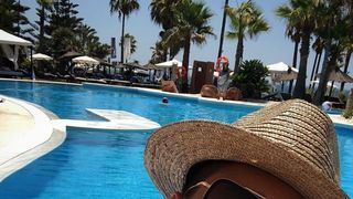 Fiul lui Gabriel Oprea a ieșit cu șalupa pe lacul Snagov! Oprea Jr și invitații săi au umplut paharele cu vin și s-au distrat ca la nuntă &icirc;n timpul croazierei! FOTO