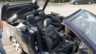 O tânără și-a prins capul în sistemul de decapotare al mașinii