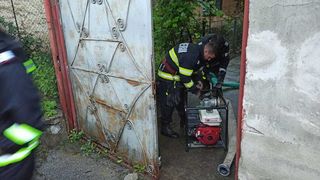 Caraş-Severin: Opt străzi din Oraviţa, inundate &icirc;n urma scurgerilor de pe versanţi - VIDEO