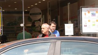 Gigi Becali i-a întins unui nevoiaș două bancnote. Omul a rămas mut când a văzut cât a primit