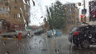 Meteo. Codul portocaliu a fost prelungit. Ploi torenţiale, descărcări electrice, vijelii şi grindină &icirc;n aproape toată țara