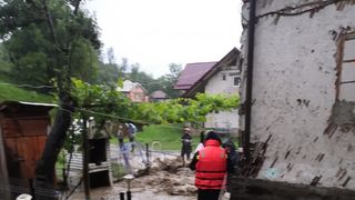 Inundaţii &icirc;n 161 de localităţi din 29 de judeţe - zeci de persoane evacuate, peste 1.000 de case, curţi şi beciuri, inundate 