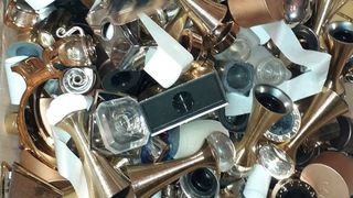 Percheziţii în mai multe judeţe pentru destructurarea unei grupări care se ocupa cu comercializarea de parfumuri contrafăcute