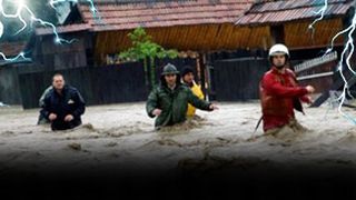 VIDEO| Salvați din calea apelor. O nouă furtună a făcut prăpăd &icirc;n Alba și &icirc;n Bistrița-Năsăud