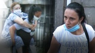 VIDEO| Imagini revoltătoare în poarta spitalului din Târgu Jiu: O femeie și-a cărat în spate mama bolnavă