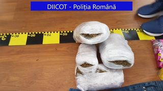 Bărbat reţinut după ce a fost prins imediat după ce a primit un kilogram de cannabis, într-un colet din Spania