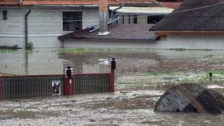 Inundațiile fac prăpăd în România. Viitura a trecut de doi metri - VIDEO