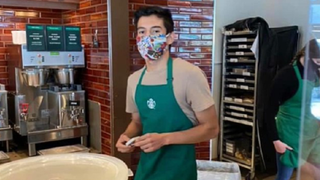 Un v&acirc;nzător de la o celebră cafenea din California primeşte un &rdquo;bacşiş&rdquo; de peste 60.000 de dolari după ce refuză o clientă fără mască