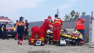 Grav incident la Focșani: Un bărbat a fost prins sub un mal de pâmânt