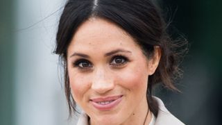 Meghan Markle, lăsată &bdquo;fără apărare&rdquo; de monarhia britanică &icirc;n faţa tabloidelor